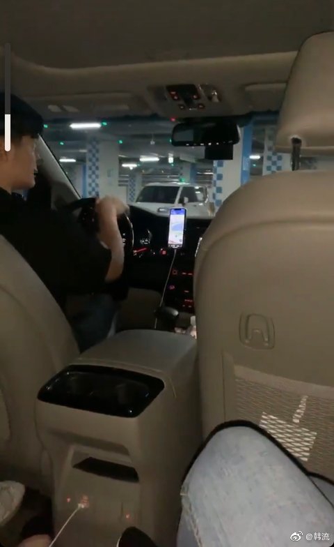 组图：防弹经纪人让女性朋友搭艺人专车 网友集体喊话"赶快开除"