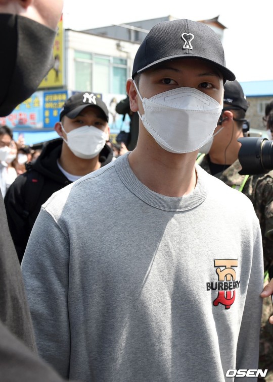 組圖：BTOB陸星材任炫植今日入伍 組合成員現身為隊友送行