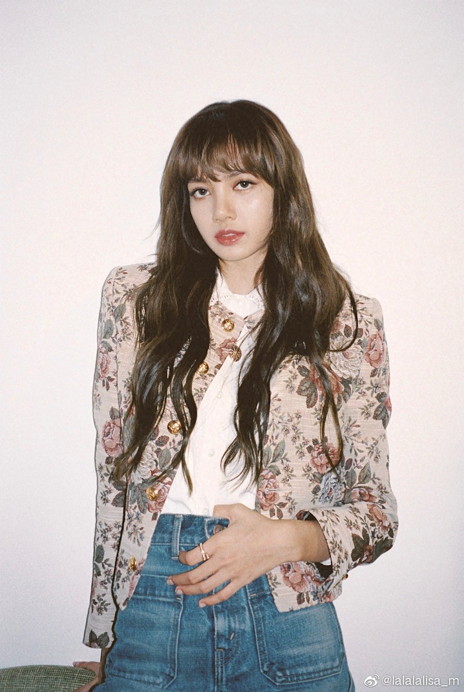 1/ 75新浪娱乐讯 近日,lisa的一组泳装照在网络上曝光,照片中,lisa穿