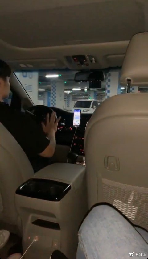 组图：防弹经纪人让女性朋友搭艺人专车 网友集体喊话"赶快开除"