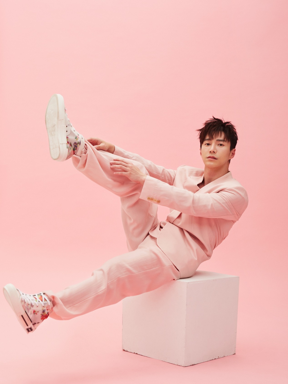 组图:王冠逸最新写真曝光 演绎色彩穿搭指南