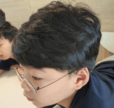 组图：8岁宋民国居家近照曝光 卷发刘海戴眼镜呆萌可爱
