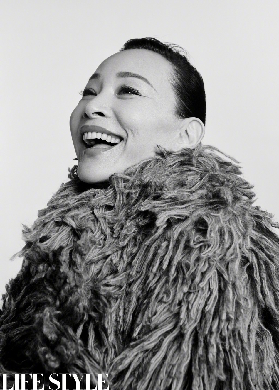 新浪娱乐讯 日前,陈冲登上某杂志封面大片曝光,黑白的画面下尽显洒脱