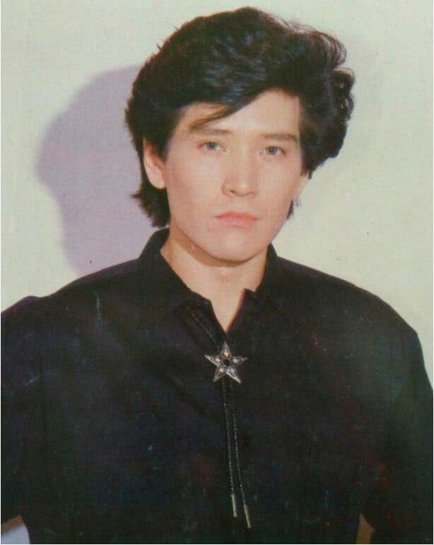 组图:58岁混血男神费翔罕见晒照 刮掉胡须帅气依旧