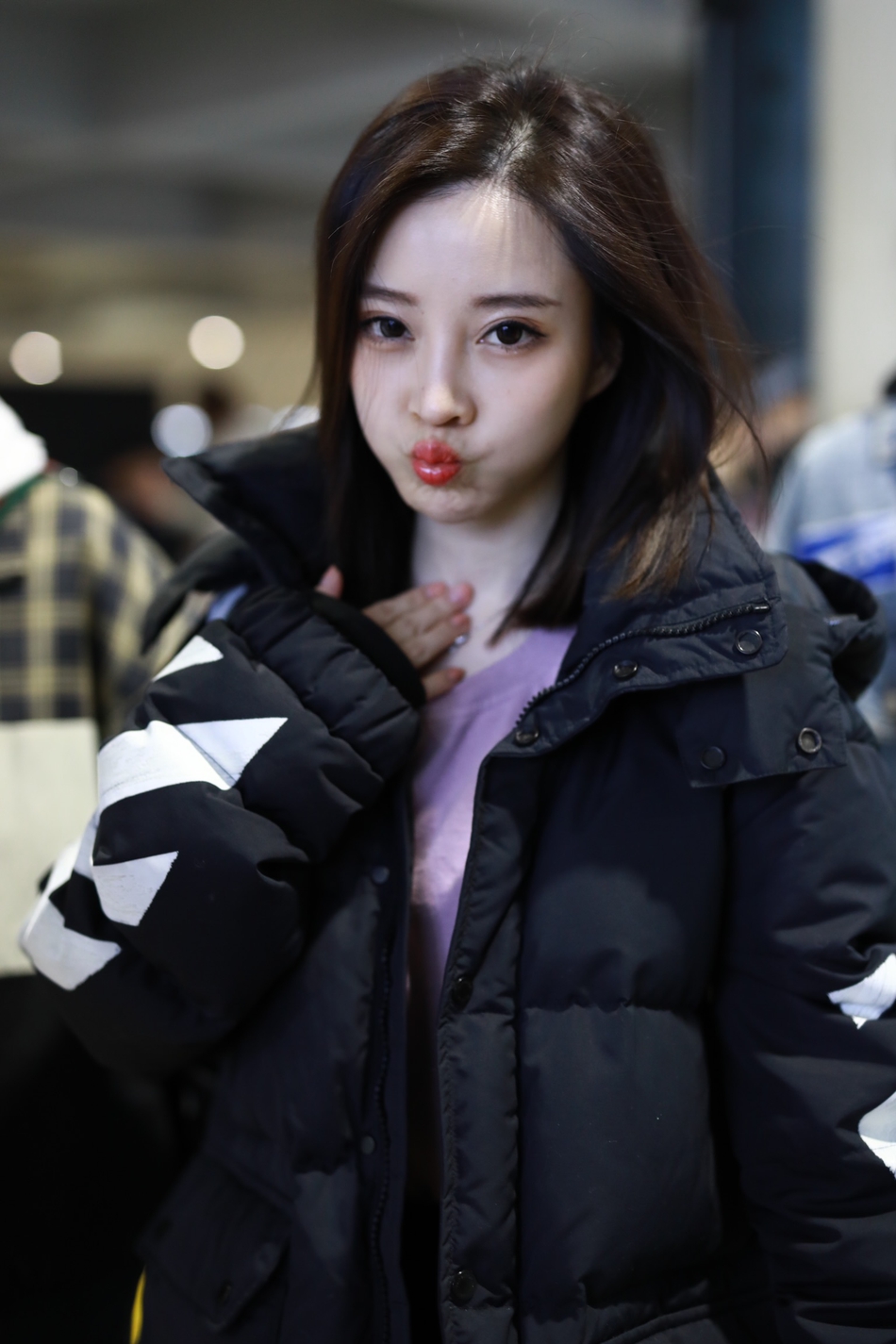 组图:冯提莫比耶甜笑嘟嘴卖萌鬼马可爱 对镜回眸撩人而不自知