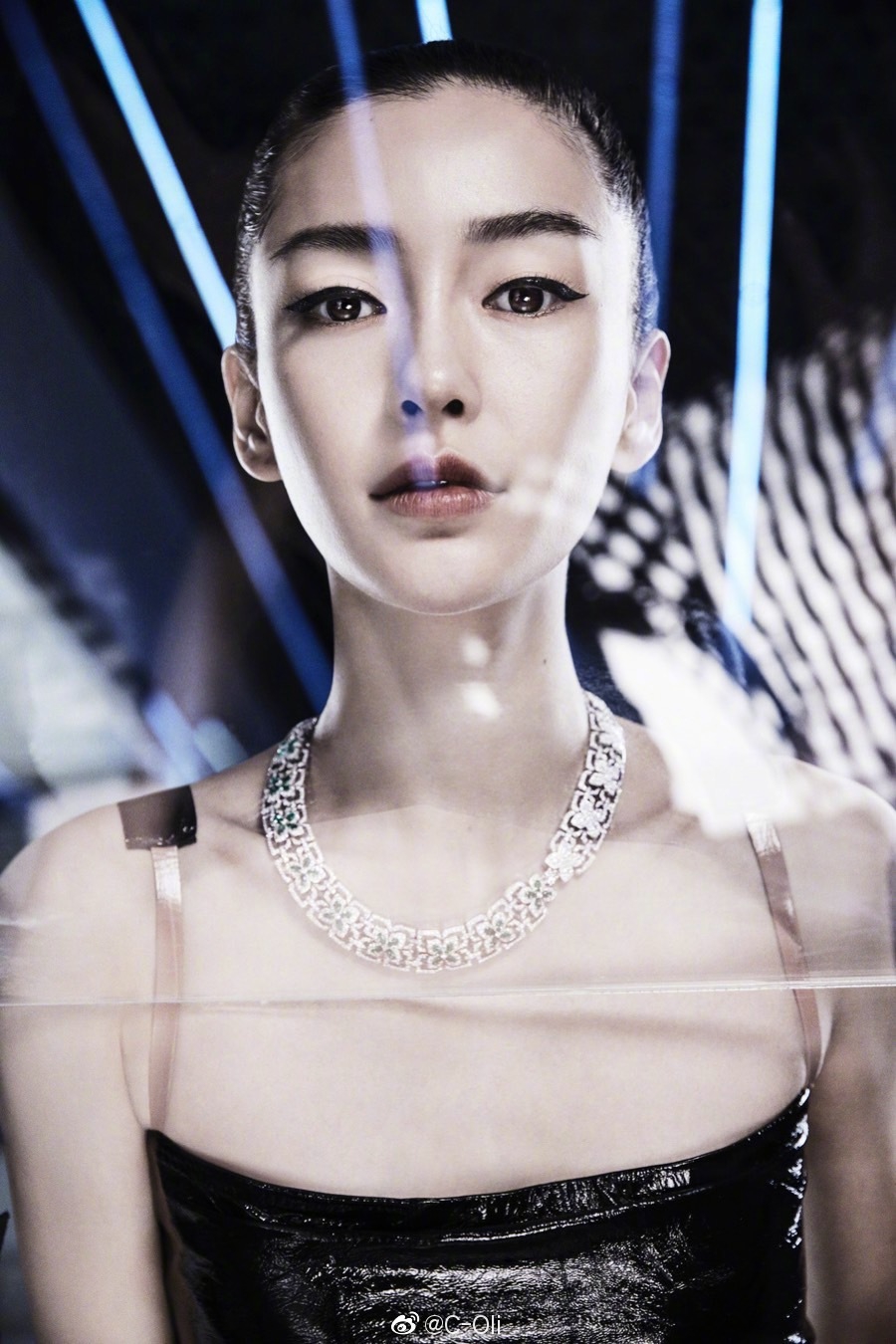 组图:angelababy再登外国杂志 高马尾造型演绎帅气未来风