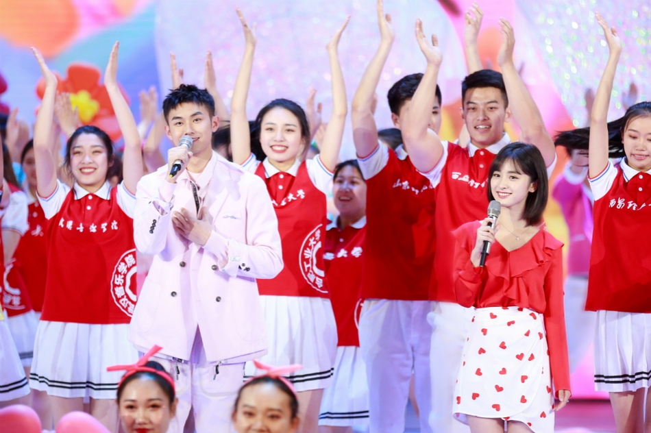 组图:陆宇鹏央视五四晚会热血开场 追梦少年唱响青春主旋律