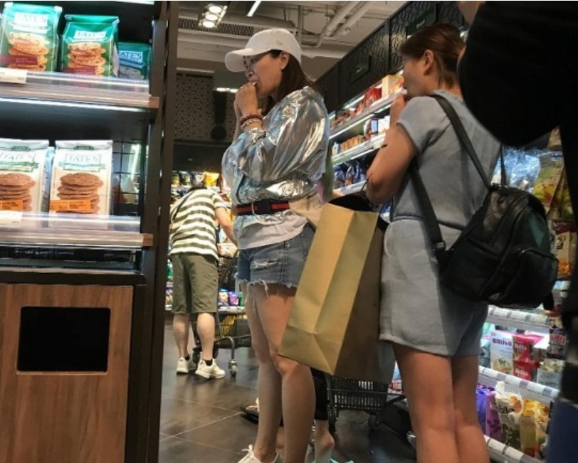 组图:钟丽缇张伦硕一家四口休闲逛街 美食吃不停战利品收获颇丰