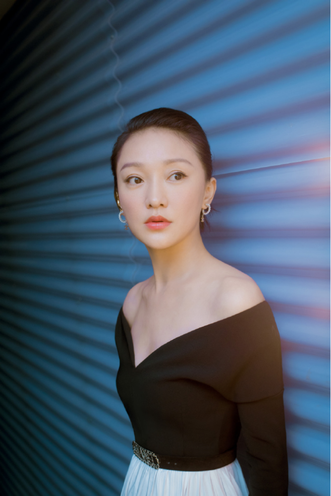 组图周迅穿露肩黑礼服身段优雅配红色高跟鞋成熟大气满分