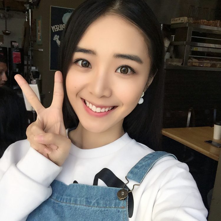 组图:英雄联盟美女主持余霜进化史 中传清纯学霸变旗袍氧气美女