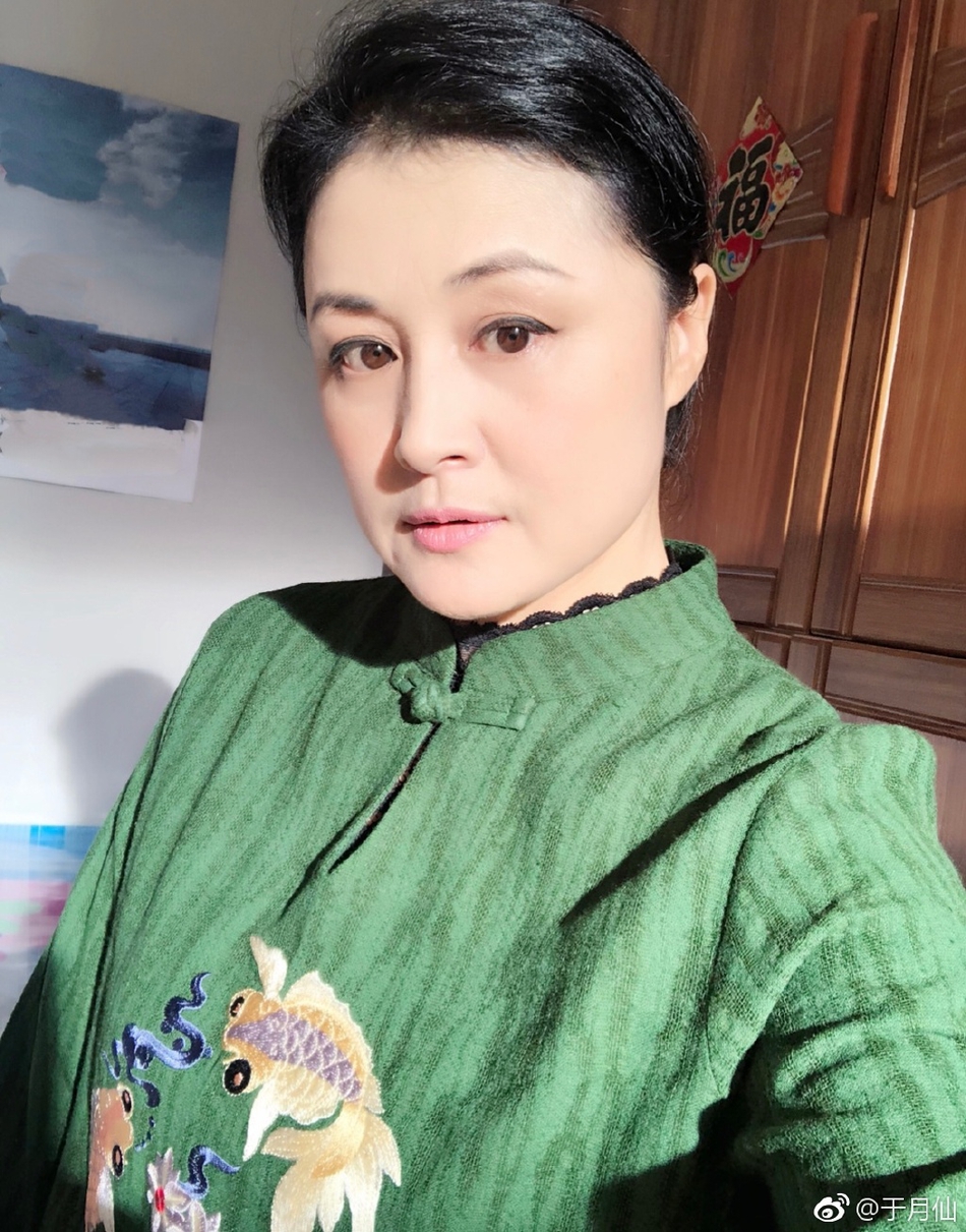 组图:赵本山小姨子于月仙晒自拍 年近50大红大绿真敢穿!