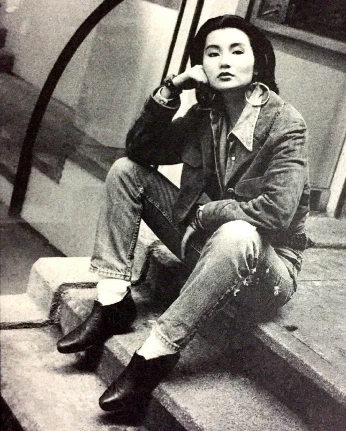 新浪娱乐讯 日前,网上曝光了一组张曼玉早年黑白写真旧照