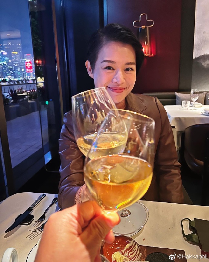 组图：胡杏儿与老公庆祝结婚七周年 互晒夫妻视角仪式感满分