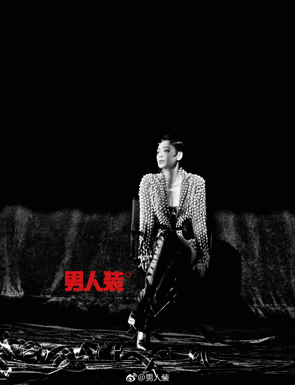 组图:46岁宁静登《男人装》 性感秀事业线神情妩媚