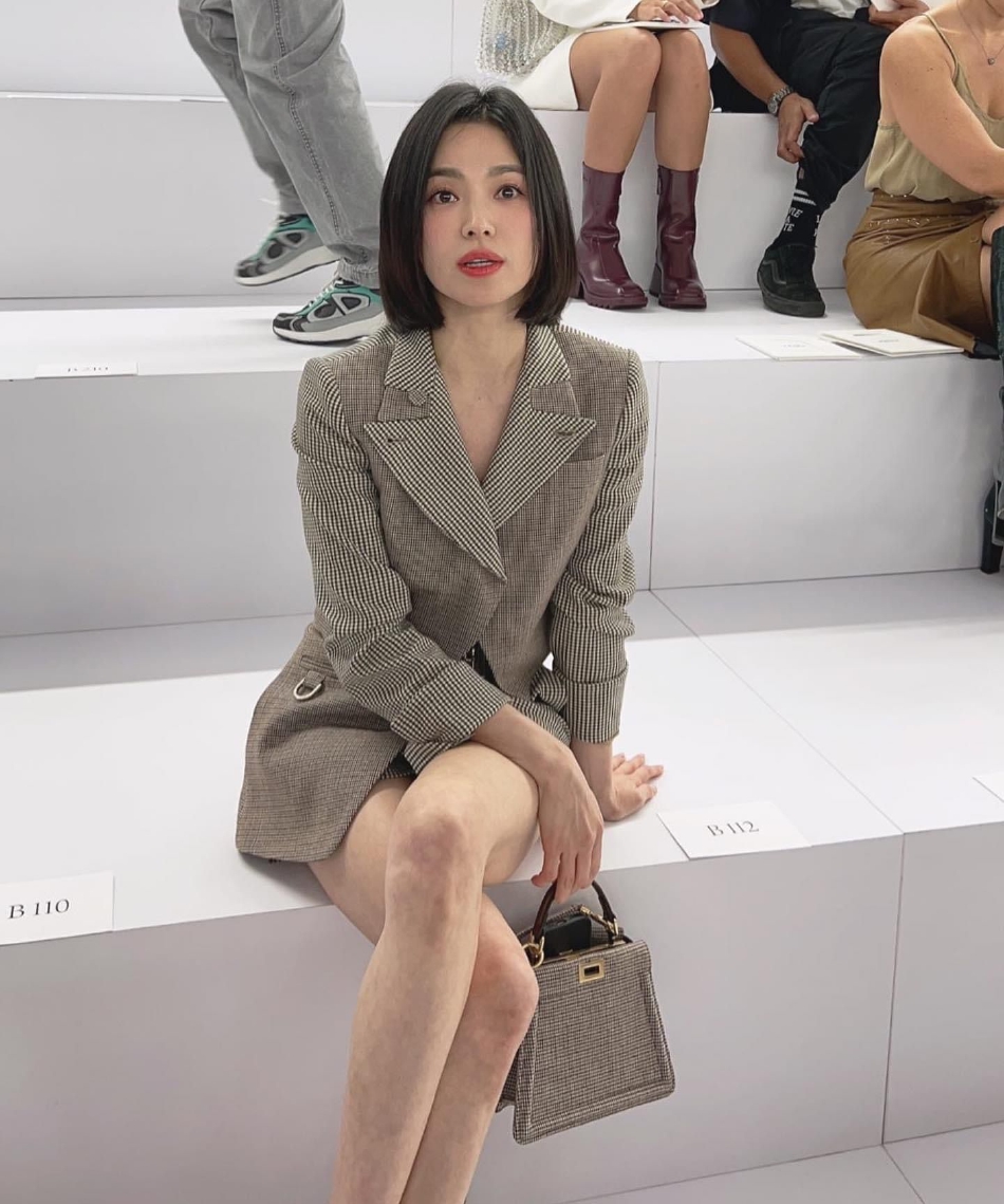 组图：宋慧乔巴黎时装周看秀 一头短发配套装大秀美腿状态超棒