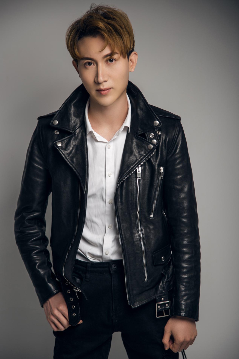 组图:王龙华黑色夹克写真大片曝光 轻奢酷男范儿阳光帅气