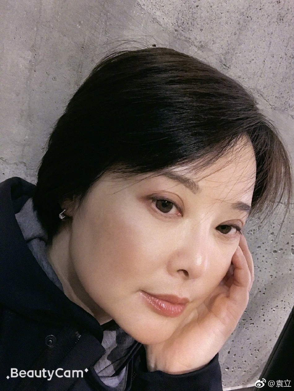 组图:45岁袁立宣布三婚 嫁小11岁80后诗人高调晒吻照