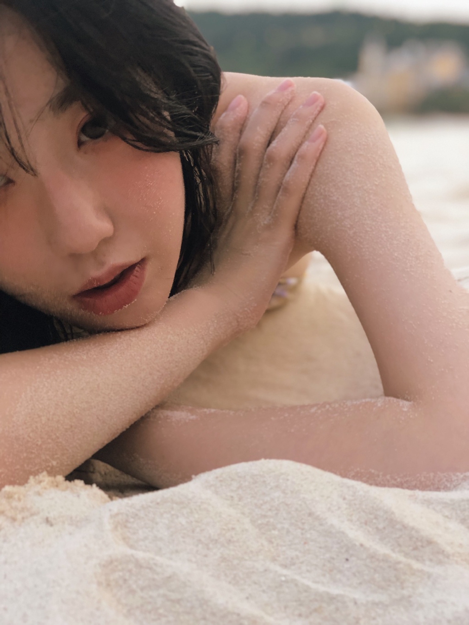 组图:网红晒诱惑沙滩美照秀身材 身上抹沙子大玩性感