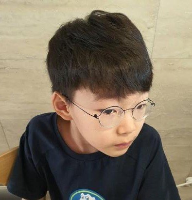 组图：8岁宋民国居家近照曝光 卷发刘海戴眼镜呆萌可爱