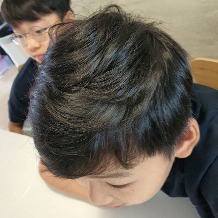 组图：8岁宋民国居家近照曝光 卷发刘海戴眼镜呆萌可爱