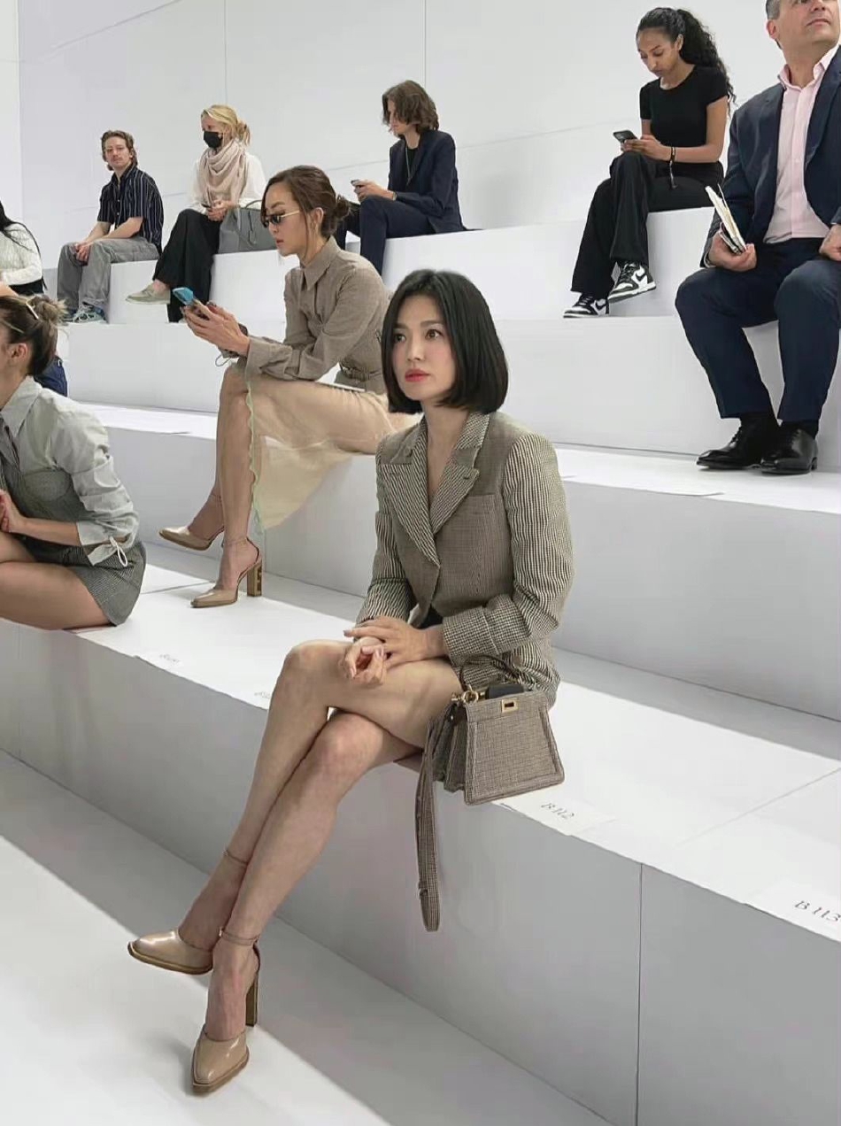 组图：宋慧乔巴黎时装周看秀 一头短发配套装大秀美腿状态超棒