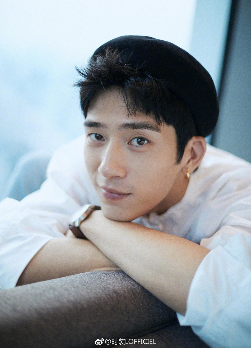 组图:井柏然白衣衬衫搭贝雷帽 窗前观夕阳散发文艺气质