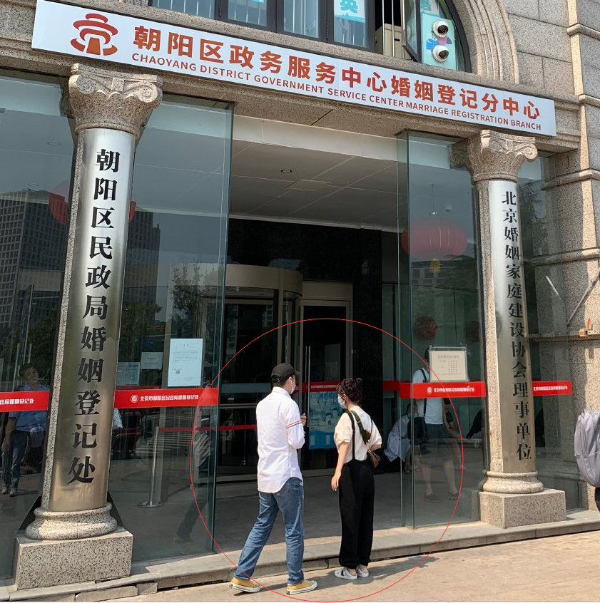 网友在民政局偶遇网红张沫凡