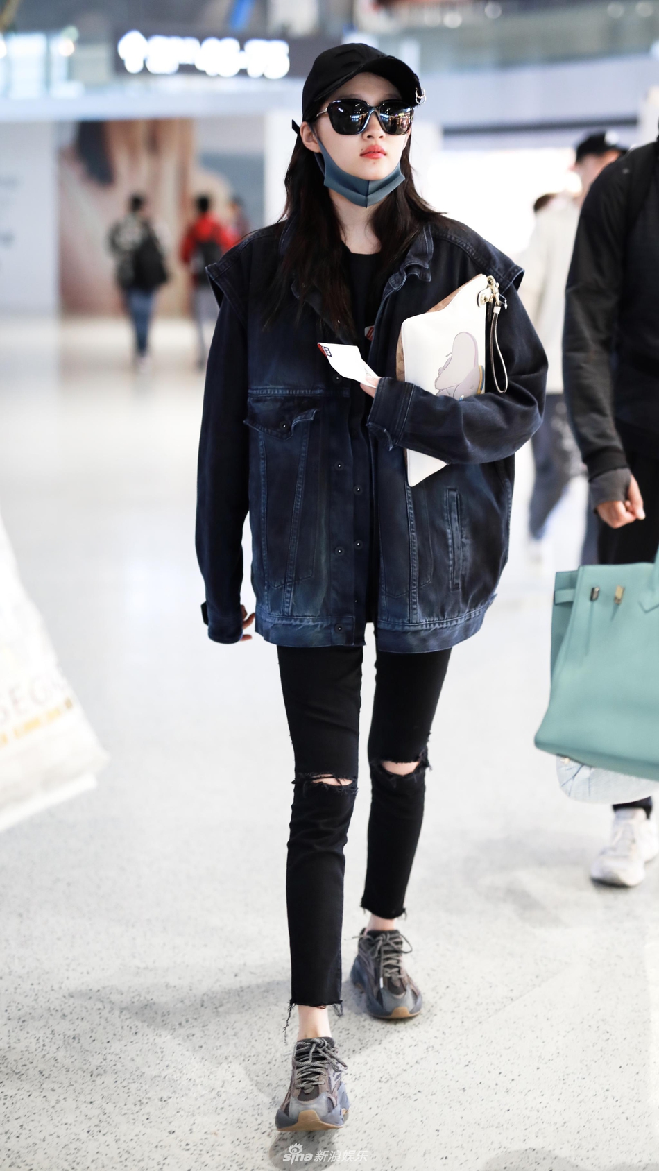 组图:关晓彤破洞裤秀逆天长腿 全黑look戴鸭舌帽墨镜酷劲儿足