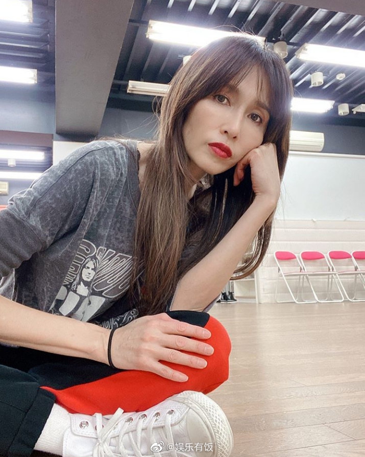 组图:工藤静香晒最新写真 身材纤瘦露美腿性感美艳韵味尽显