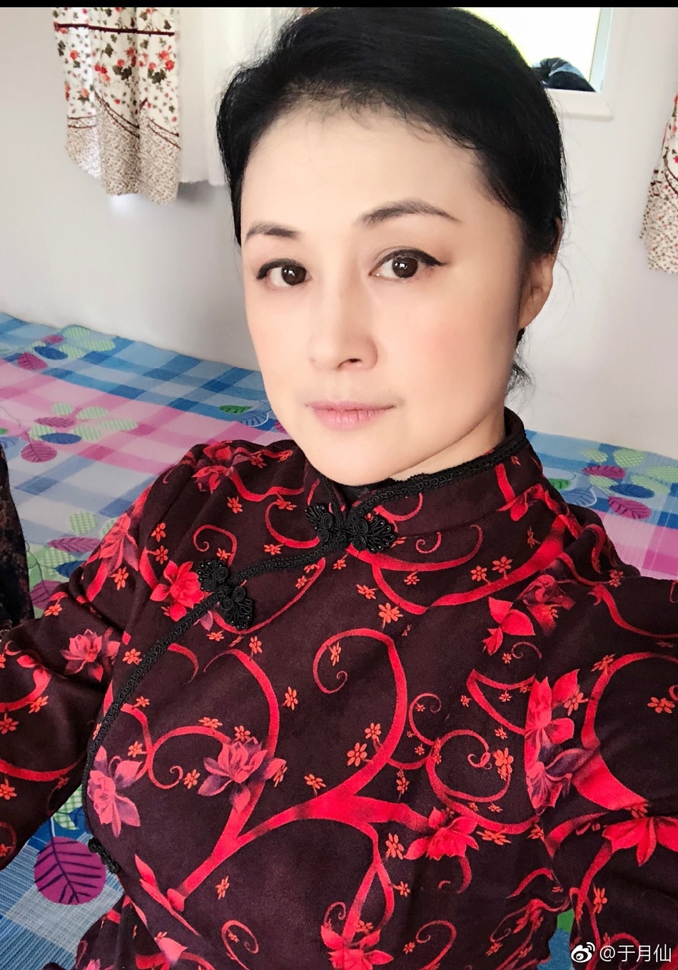 组图:赵本山小姨子于月仙晒自拍 年近50大红大绿真敢穿!