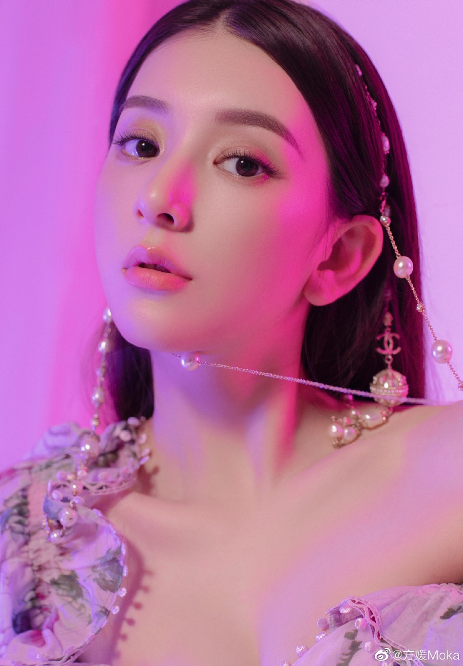 组图:天王嫂方媛最新写真曝光 性感帅气造型百变