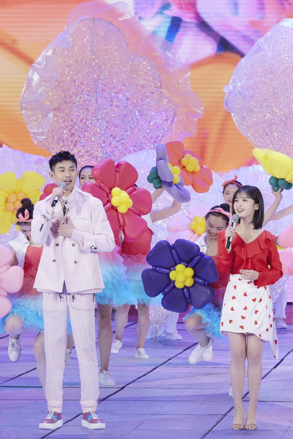 组图:陆宇鹏央视五四晚会热血开场 追梦少年唱响青春主旋律