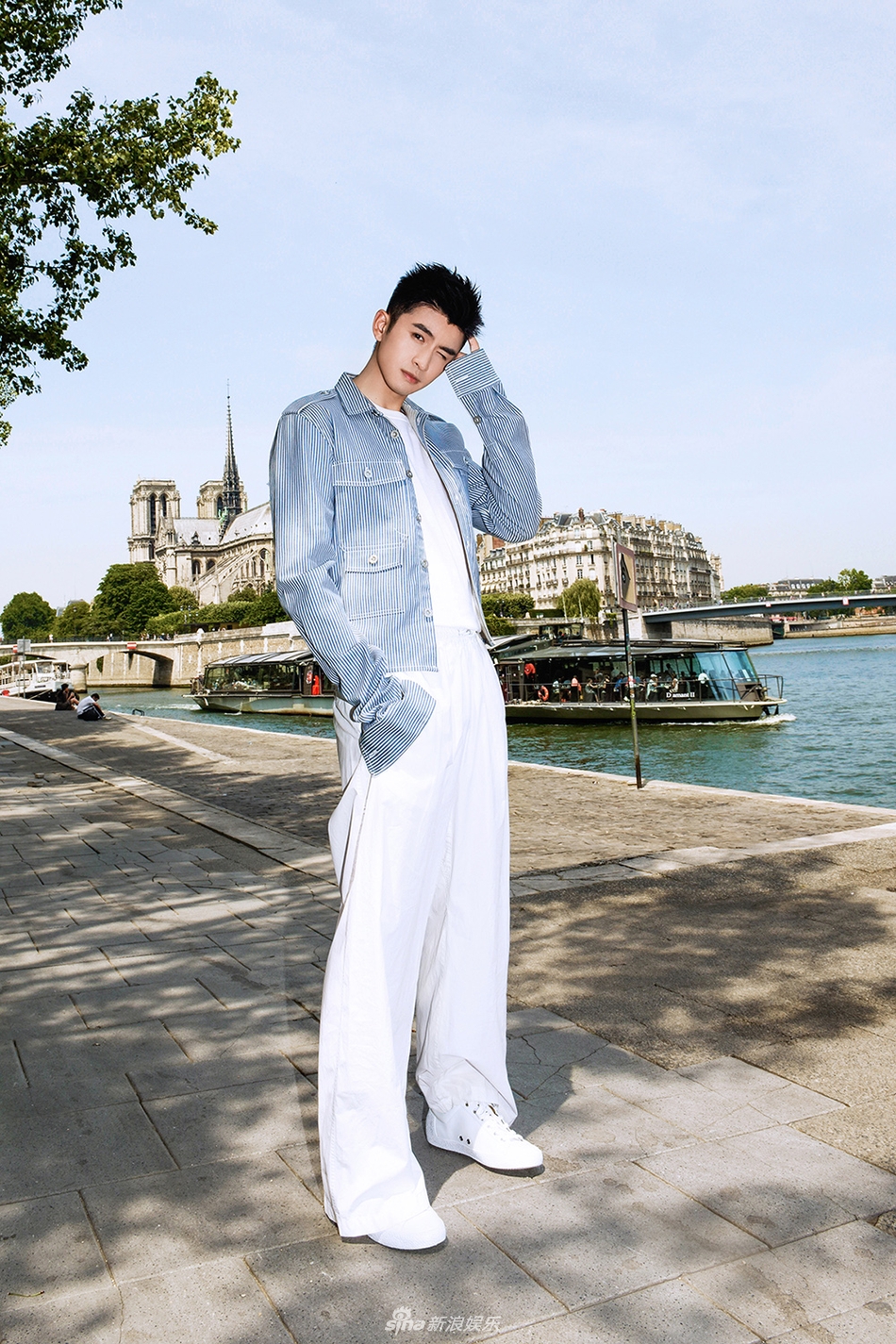 组图:张云龙巴黎大片曝光 率性自然游走塞纳河畔_高清图集_新浪网