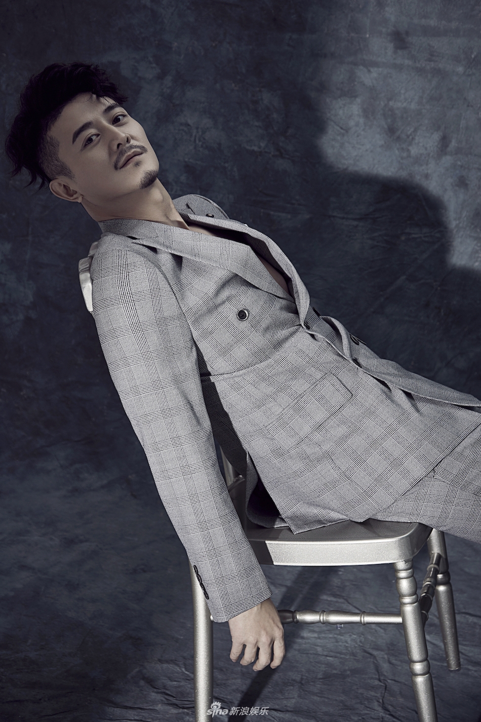 组图:阿楠新年冬日写真大片 精致轮廓显熟男质感