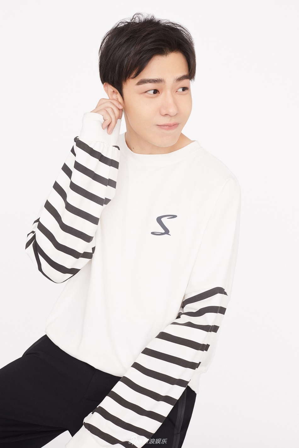 08 11:04:08 1 / 8 新浪娱乐讯 近日,新生代演员于翔曝光了一组全新的