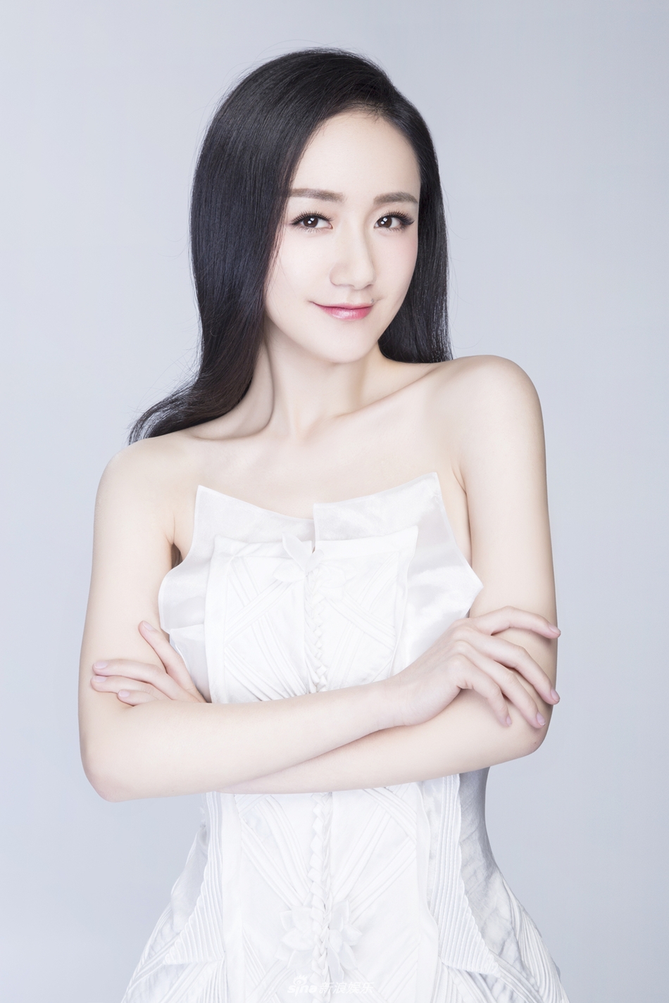 李倩纯白治愈眼神深情  仙女气质唯美灵动