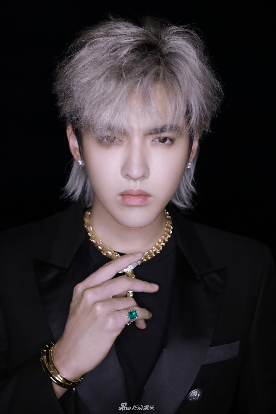 潇洒帅!吴亦凡银发黑西装造型亮相米兰时装周