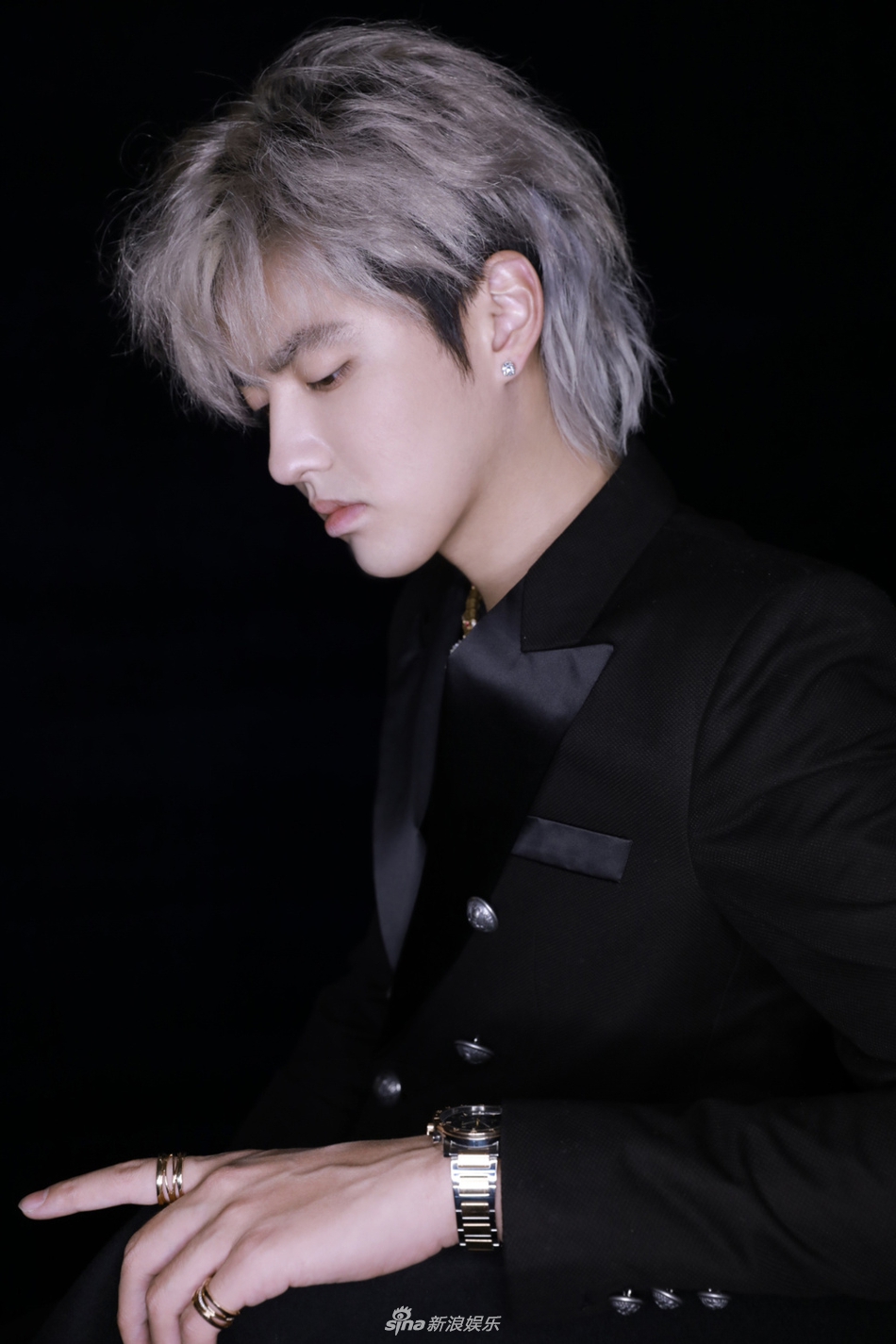 潇洒帅!吴亦凡银发黑西装造型亮相米兰时装周