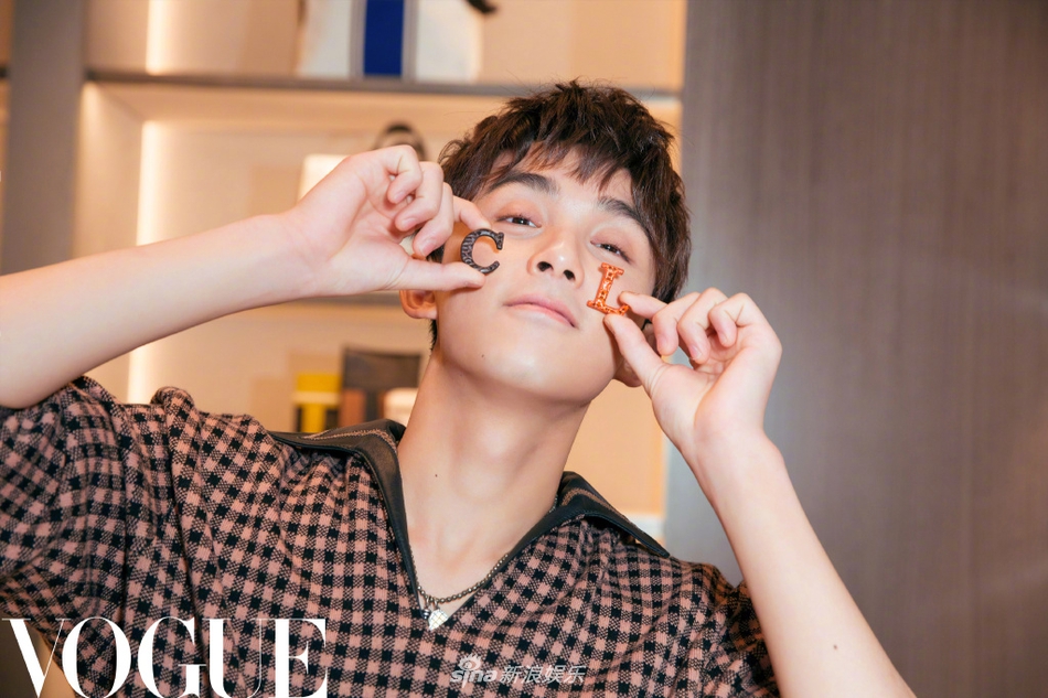 组图吴磊玩转纽约欢乐多长腿少年拿鼻孔比cool鬼马逗趣