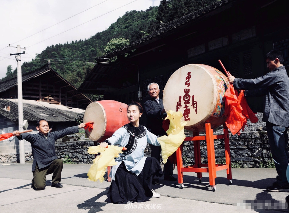阿朵湘西拜师学鼓成苗鼓传承人 潜修苦练自成一派