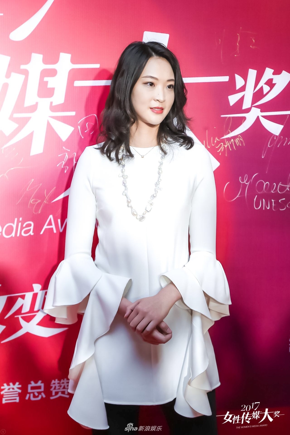 组图:前女排队长惠若琪黑白套装优雅现身 长发妩媚温婉动人