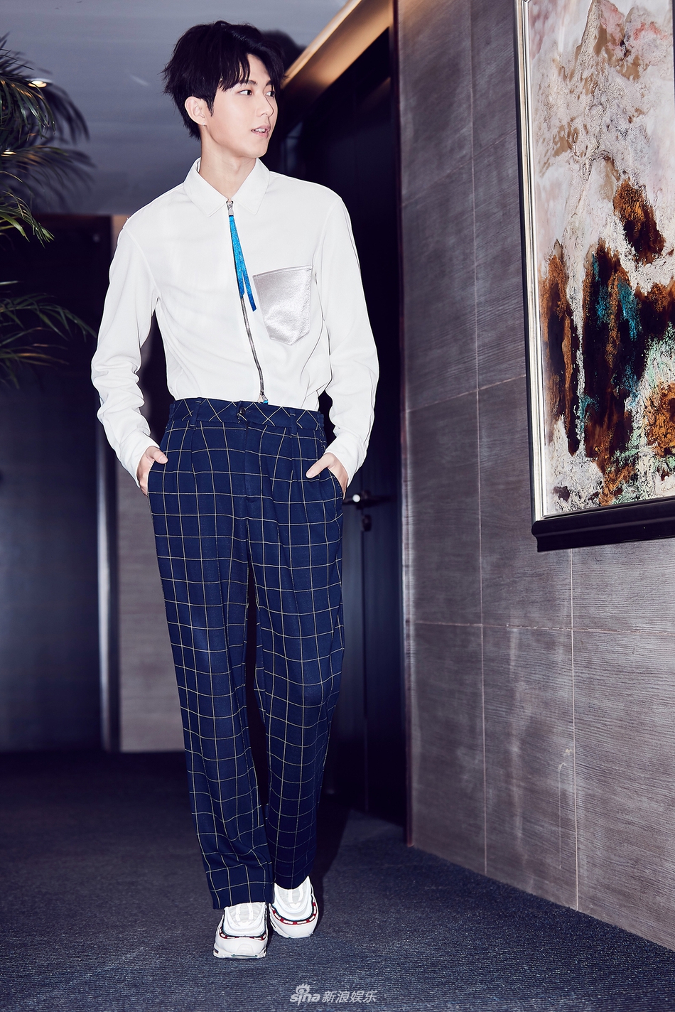 新晋小鲜肉李歌洋以时尚前卫的发型搭配正式简约的西装亮相红毯,亲自