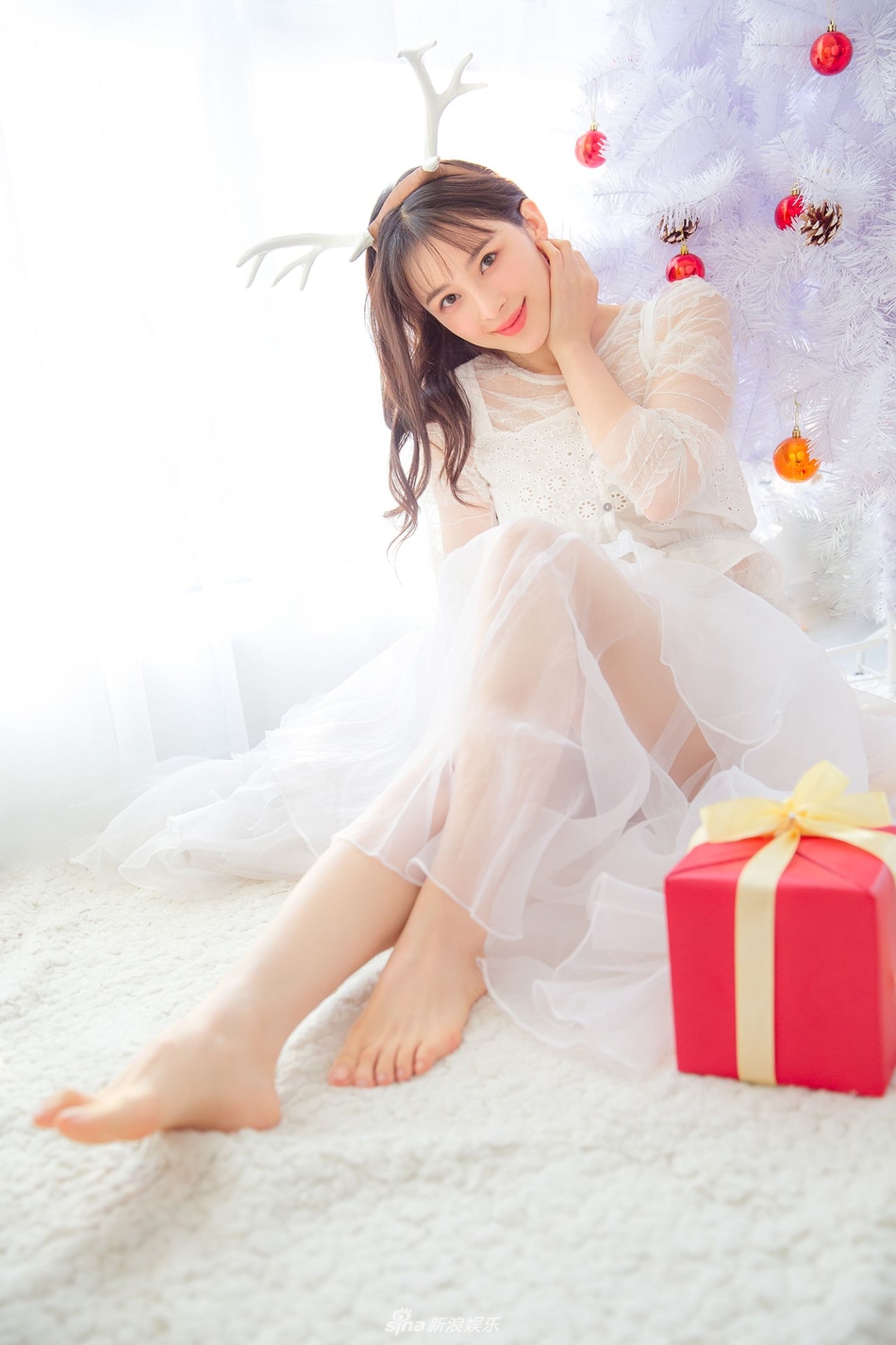 组图:赵韩樱子甜美写真曝光 演绎俏皮梦幻少女