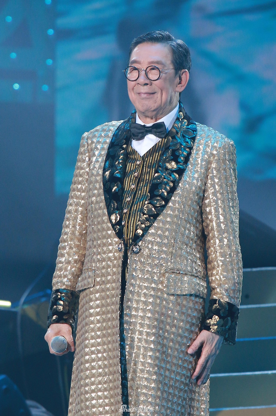 组图活力十足tvb老戏骨胡枫86岁红馆开唱获众星助阵