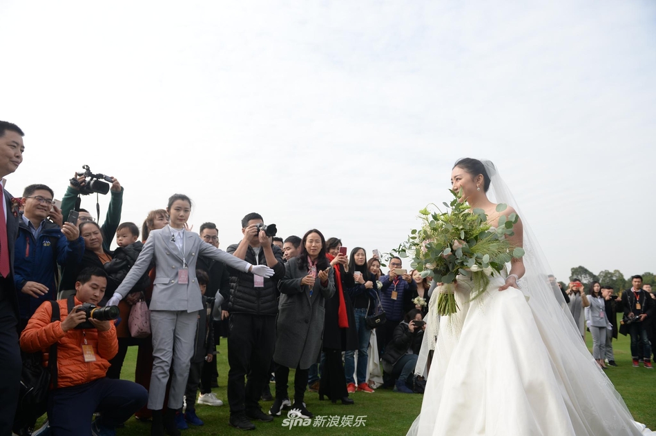 新浪娱乐讯 12月8日,奥运五冠王邹凯与妻子周捷举行婚礼.