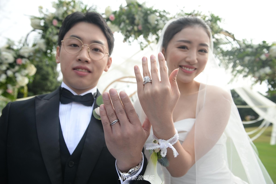 新浪娱乐讯 12月8日,奥运五冠王邹凯与妻子周捷举行婚礼.