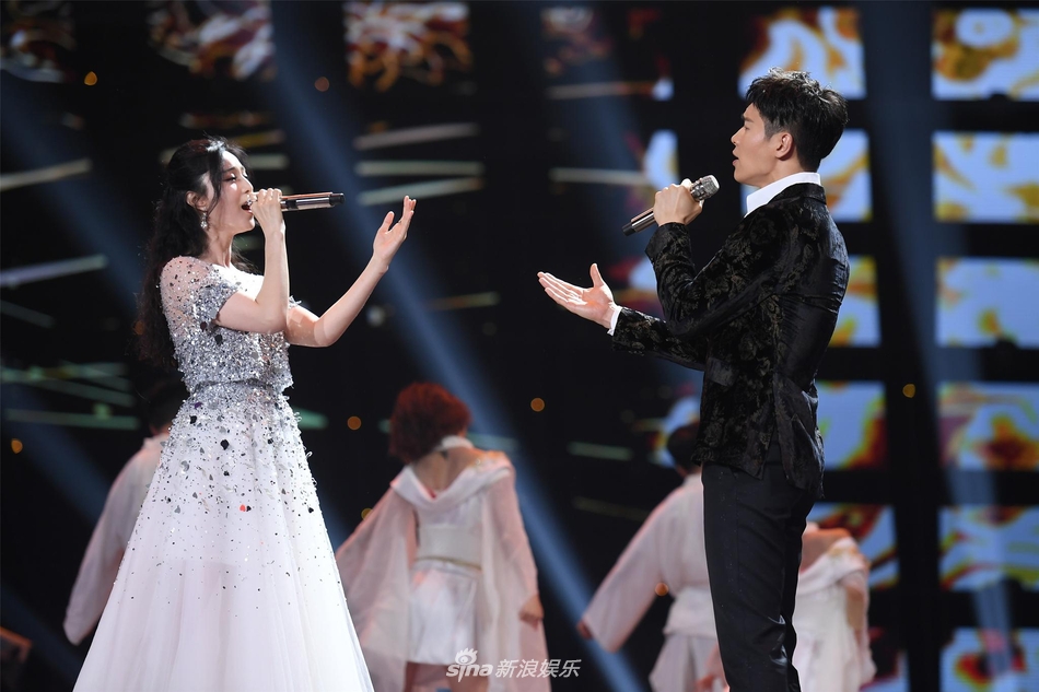 组图:范冰冰镶钻长裙高贵华丽露甜美笑颜 携手高云翔深情对唱