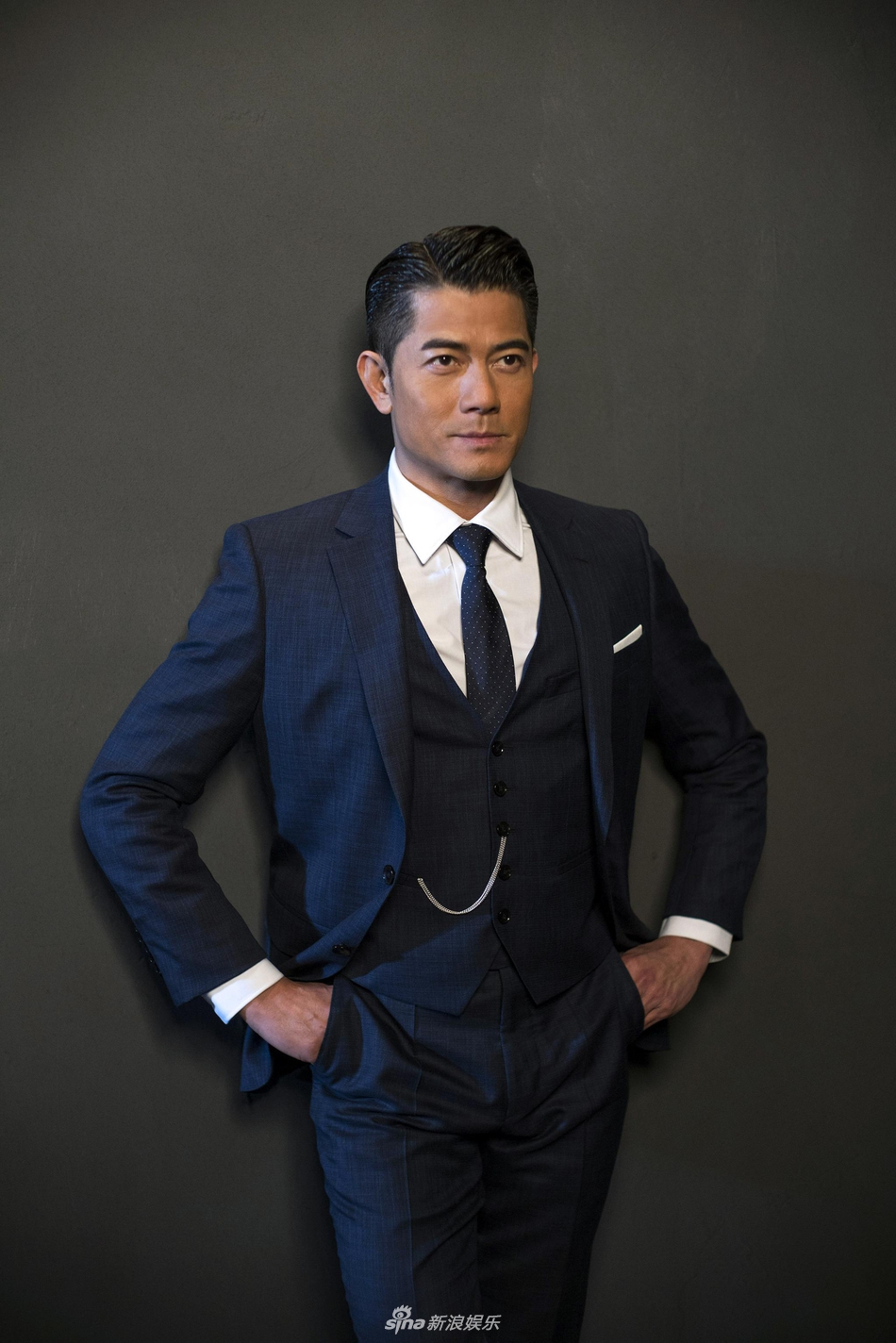 组图52岁郭富城西装革履拍广告帅气依旧