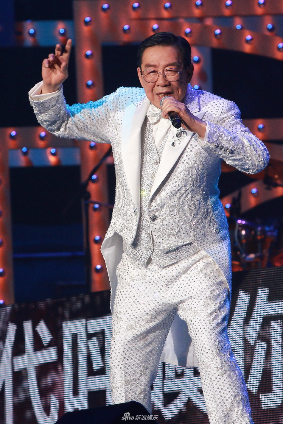 组图:活力十足!tvb老戏骨胡枫86岁红馆开唱获众星助阵