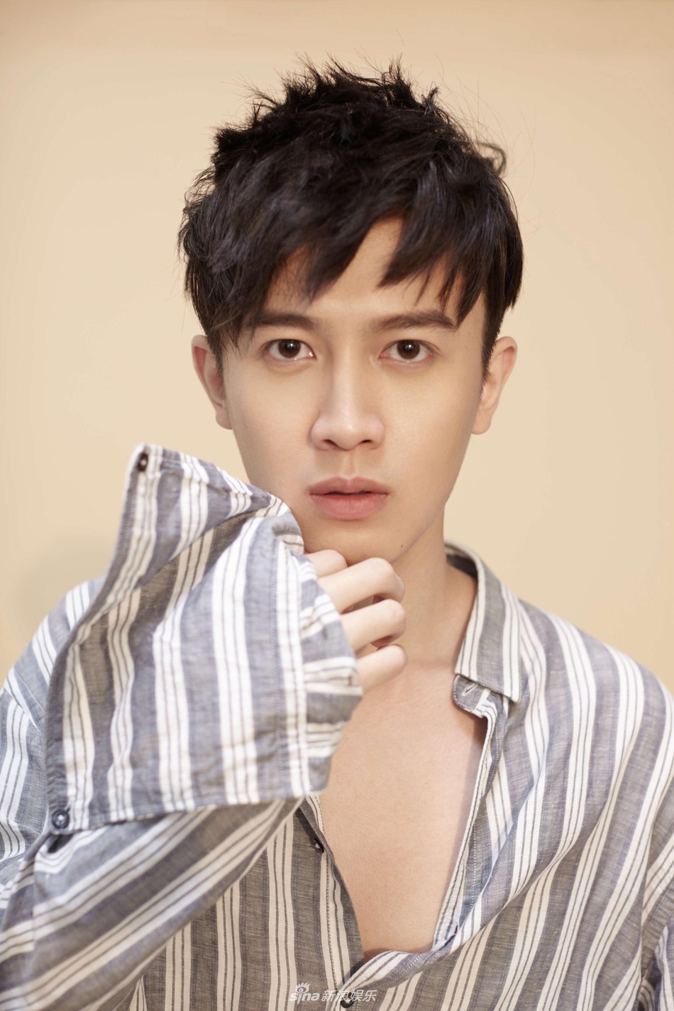 07 17:11:37 1 / 5 新浪娱乐讯 近日,演员张哲曝光一组时尚写真,以浅